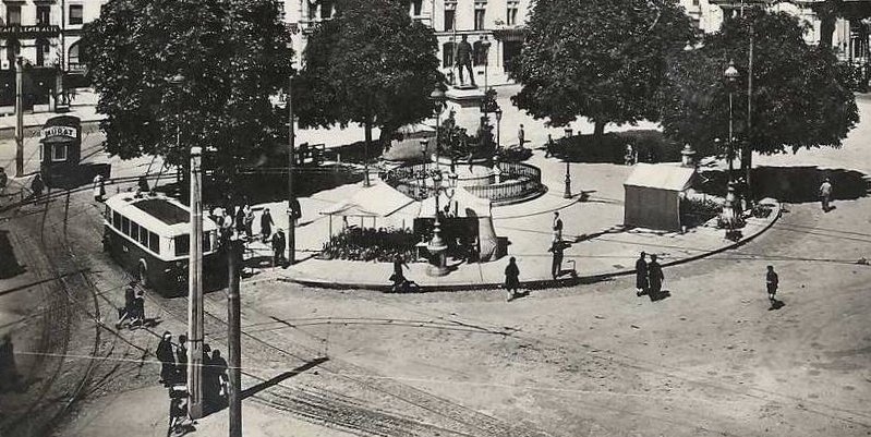 Le Mans : La Place de la République : Tramway et Trolleybus